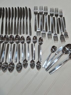 Oneida Polished Silver Flatware Set - Mirror Finish